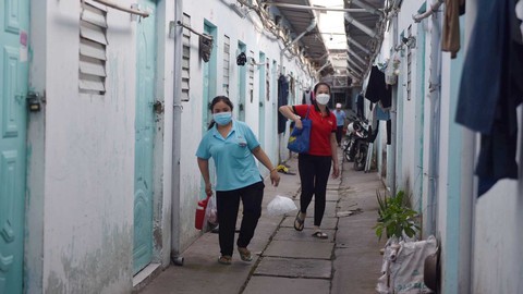 Công nhân sống sao khi lương còn một nửa! - Ảnh 2. Công nhân sống sao khi lương còn một nửa! - Ảnh 2.