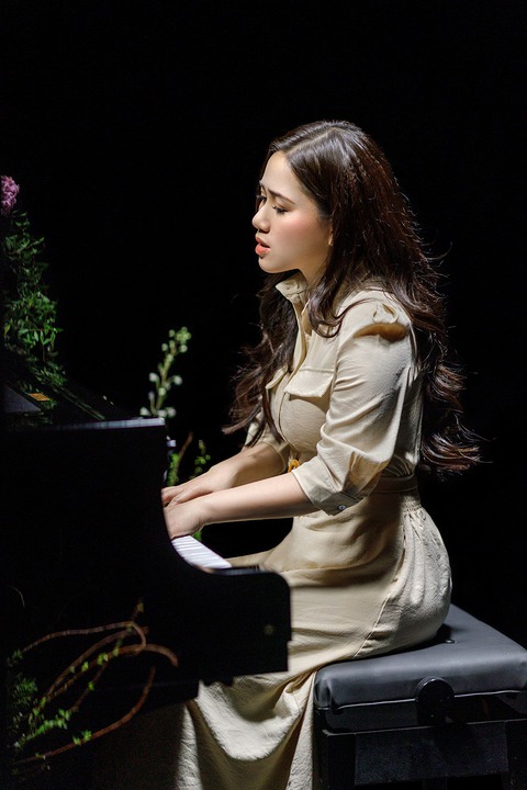 Đợi mãi Tí Nâu Thùy Chi cũng chịu phát hành MV Hơn em chỗ nào - Ảnh 1. Đợi mãi Tí Nâu Thùy Chi cũng chịu phát hành MV Hơn em chỗ nào - Ảnh 1.