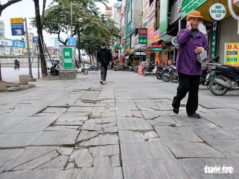 Giám đốc Sở Xây dựng Hà Nội: Đá vỉa hè nứt một phần do mưa xuống đá giãn nở, tự vỡ - Ảnh 1. Giám đốc Sở Xây dựng Hà Nội: Đá vỉa hè nứt một phần do mưa xuống đá giãn nở, tự vỡ - Ảnh 1.