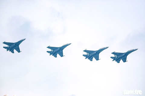 Hổ mang chúa Su-30MK2 trình diễn ấn tượng tại Triển lãm Quốc phòng quốc tế Việt Nam - Ảnh 8. Hổ mang chúa Su-30MK2 trình diễn ấn tượng tại Triển lãm Quốc phòng quốc tế Việt Nam - Ảnh 8.