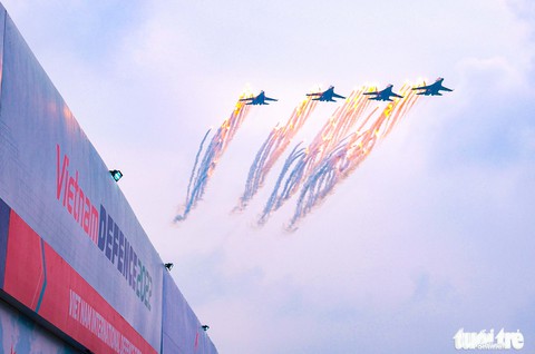 Hổ mang chúa Su-30MK2 trình diễn ấn tượng tại Triển lãm Quốc phòng quốc tế Việt Nam - Ảnh 4. Hổ mang chúa Su-30MK2 trình diễn ấn tượng tại Triển lãm Quốc phòng quốc tế Việt Nam - Ảnh 4.