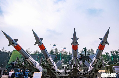 Hổ mang chúa Su-30MK2 trình diễn ấn tượng tại Triển lãm Quốc phòng quốc tế Việt Nam - Ảnh 5. Hổ mang chúa Su-30MK2 trình diễn ấn tượng tại Triển lãm Quốc phòng quốc tế Việt Nam - Ảnh 5.