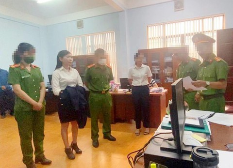 Bắt đội trưởng đội nghiệp vụ thuế nhận hối lộ - Ảnh 1. Bắt đội trưởng đội nghiệp vụ thuế nhận hối lộ - Ảnh 1.