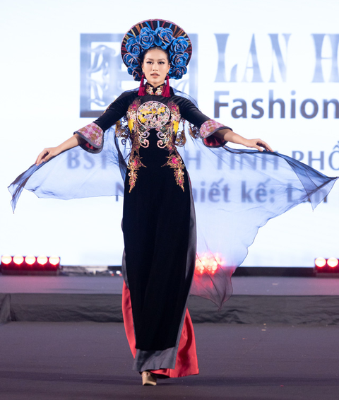 Hoa hậu Thùy Tiên, Bảo Ngọc, Mai Phương, Thiên Ân trình diễn áo dài tại Thái Lan - Ảnh 4. Hoa hậu Thùy Tiên, Bảo Ngọc, Mai Phương, Thiên Ân trình diễn áo dài tại Thái Lan - Ảnh 4.