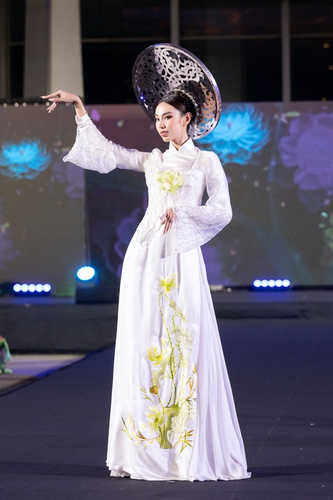 Hoa hậu Thùy Tiên, Bảo Ngọc, Mai Phương, Thiên Ân trình diễn áo dài tại Thái Lan - Ảnh 1. Hoa hậu Thùy Tiên, Bảo Ngọc, Mai Phương, Thiên Ân trình diễn áo dài tại Thái Lan - Ảnh 1.