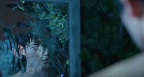 Fan thấy ‘khoái’ khi xem Jung Hae In cởi hết đồ chạy vòng quanh trong Connect - Ảnh 3. Fan thấy ‘khoái’ khi xem Jung Hae In cởi hết đồ chạy vòng quanh trong Connect - Ảnh 3.