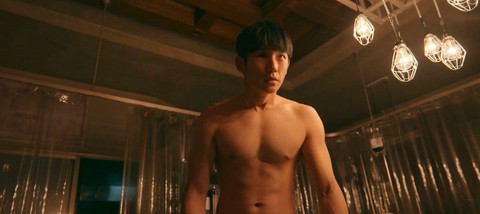 Fan thấy ‘khoái’ khi xem Jung Hae In cởi hết đồ chạy vòng quanh trong Connect - Ảnh 2. Fan thấy ‘khoái’ khi xem Jung Hae In cởi hết đồ chạy vòng quanh trong Connect - Ảnh 2.