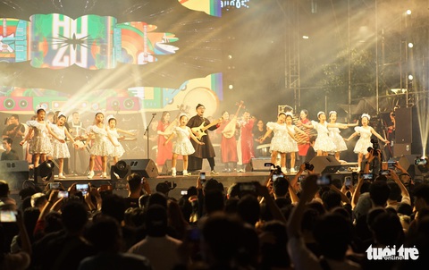 Âm nhạc Đông - Tây hội ngộ trong đêm khai mạc Hò Dô 2022 - Ảnh 4. Âm nhạc Đông - Tây hội ngộ trong đêm khai mạc Hò Dô 2022 - Ảnh 4.