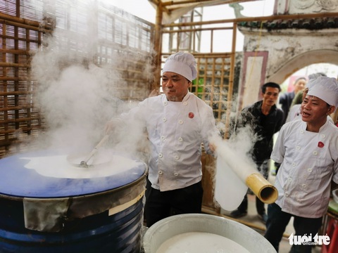 Người con quê phở từ mọi miền hội ngộ về Nam Định, mở hội nấu phở - Ảnh 1. Người con quê phở từ mọi miền hội ngộ về Nam Định, mở hội nấu phở - Ảnh 1.