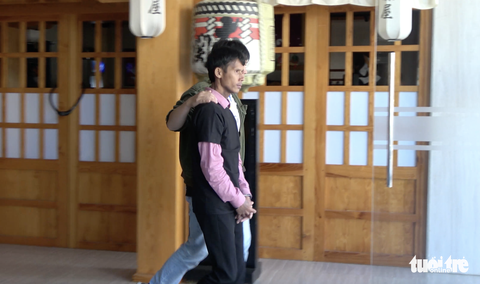 Đu thang dây đột nhập khách sạn trộm tài sản du khách - Ảnh 1. Đu thang dây đột nhập khách sạn trộm tài sản du khách - Ảnh 1.
