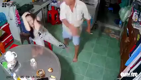 Phạt 7,5 triệu đồng người cha đánh đập con gái chỉ vì con về nhà muộn - Ảnh 1. Phạt 7,5 triệu đồng người cha đánh đập con gái chỉ vì con về nhà muộn - Ảnh 1.