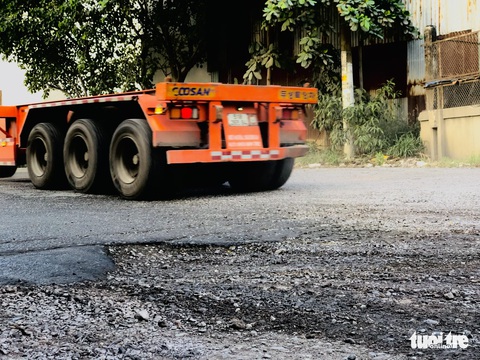 Quận 7: Đường Nguyễn Văn Quỳ chi chít ổ voi bẫy người đi đường - Ảnh 2. Quận 7: Đường Nguyễn Văn Quỳ chi chít ổ voi bẫy người đi đường - Ảnh 2.