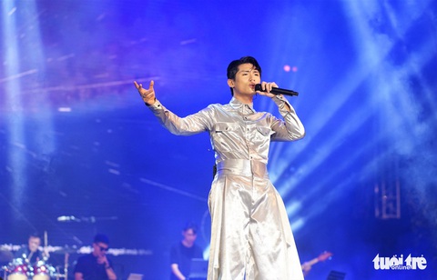 Âm nhạc Đông - Tây hội ngộ trong đêm khai mạc Hò Dô 2022 - Ảnh 7. Âm nhạc Đông - Tây hội ngộ trong đêm khai mạc Hò Dô 2022 - Ảnh 7.