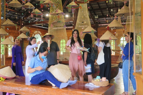 Hậu duệ triều Lý tại Hàn Quốc đến Khánh Hòa khảo sát du lịch - Ảnh 4. Hậu duệ triều Lý tại Hàn Quốc đến Khánh Hòa khảo sát du lịch - Ảnh 4.