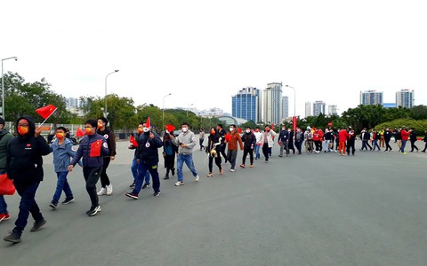 Khán giả bắt đầu đổ về Mỹ Đình, săn lùng vé trận Việt Nam - Trung Quốc trước giờ G - Ảnh 6. Khán giả bắt đầu đổ về Mỹ Đình, săn lùng vé trận Việt Nam - Trung Quốc trước giờ G - Ảnh 6.