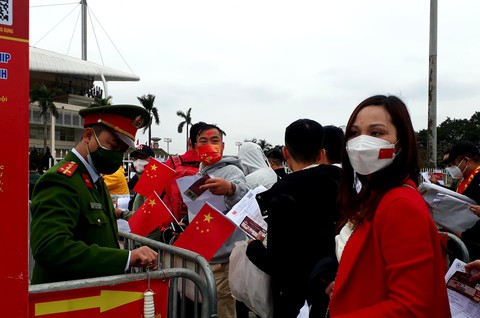 Khán giả bắt đầu đổ về Mỹ Đình, săn lùng vé trận Việt Nam - Trung Quốc trước giờ G - Ảnh 7. Khán giả bắt đầu đổ về Mỹ Đình, săn lùng vé trận Việt Nam - Trung Quốc trước giờ G - Ảnh 7.
