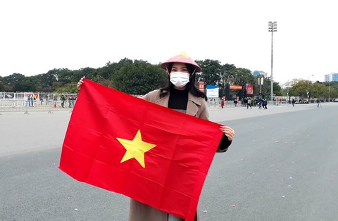Khán giả bắt đầu đổ về Mỹ Đình, săn lùng vé trận Việt Nam - Trung Quốc trước giờ G - Ảnh 1. Khán giả bắt đầu đổ về Mỹ Đình, săn lùng vé trận Việt Nam - Trung Quốc trước giờ G - Ảnh 1.