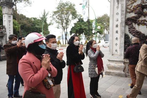 Đền chùa đóng cửa, người dân thủ đô vái vọng ngoài cổng - Ảnh 3. Đền chùa đóng cửa, người dân thủ đô vái vọng ngoài cổng - Ảnh 3.