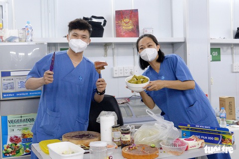 Giao thừa của y bác sĩ Bệnh viện Đại học Y dược TP.HCM và bệnh nhân COVID-19 ra sao? - Ảnh 7. Giao thừa của y bác sĩ Bệnh viện Đại học Y dược TP.HCM và bệnh nhân COVID-19 ra sao? - Ảnh 7.