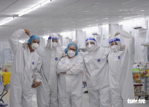 Giao thừa của y bác sĩ Bệnh viện Đại học Y dược TP.HCM và bệnh nhân COVID-19 ra sao? - Ảnh 5. Giao thừa của y bác sĩ Bệnh viện Đại học Y dược TP.HCM và bệnh nhân COVID-19 ra sao? - Ảnh 5.