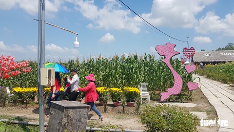 Biển người trong lăng miếu Bà chúa xứ Núi Sam - Ảnh 6. Biển người trong lăng miếu Bà chúa xứ Núi Sam - Ảnh 6.