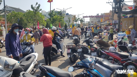 Biển người trong lăng miếu Bà chúa xứ Núi Sam - Ảnh 7. Biển người trong lăng miếu Bà chúa xứ Núi Sam - Ảnh 7.