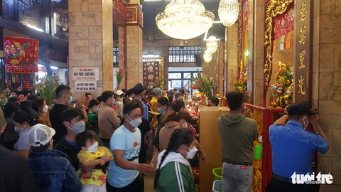 Biển người trong lăng miếu Bà chúa xứ Núi Sam - Ảnh 2. Biển người trong lăng miếu Bà chúa xứ Núi Sam - Ảnh 2.