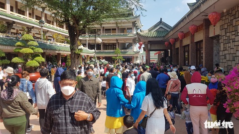 Biển người trong lăng miếu Bà chúa xứ Núi Sam - Ảnh 8. Biển người trong lăng miếu Bà chúa xứ Núi Sam - Ảnh 8.