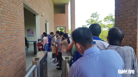 Biển người trong lăng miếu Bà chúa xứ Núi Sam - Ảnh 4. Biển người trong lăng miếu Bà chúa xứ Núi Sam - Ảnh 4.