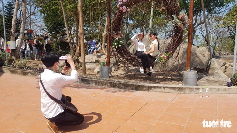Biển người trong lăng miếu Bà chúa xứ Núi Sam - Ảnh 11. Biển người trong lăng miếu Bà chúa xứ Núi Sam - Ảnh 11.