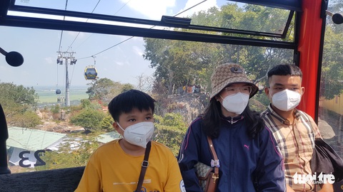 Biển người trong lăng miếu Bà chúa xứ Núi Sam - Ảnh 12. Biển người trong lăng miếu Bà chúa xứ Núi Sam - Ảnh 12.