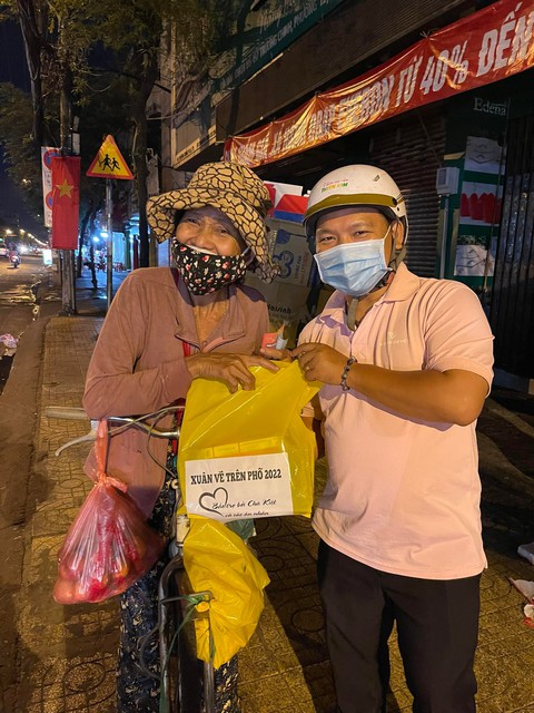 10 năm giao thừa đi tặng quà, lì xì người mưu sinh trên đường phố - Ảnh 1. 10 năm giao thừa đi tặng quà, lì xì người mưu sinh trên đường phố - Ảnh 1.