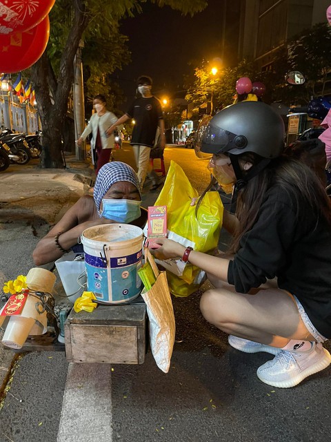 10 năm giao thừa đi tặng quà, lì xì người mưu sinh trên đường phố - Ảnh 3. 10 năm giao thừa đi tặng quà, lì xì người mưu sinh trên đường phố - Ảnh 3.