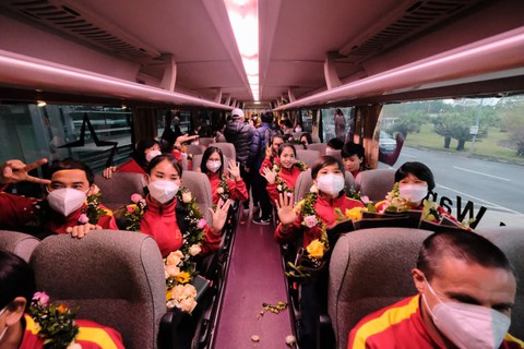 HLV Mai Đức Chung: Lúc này tôi muốn về nhà, ôm bà xã một cái ... - Ảnh 2. HLV Mai Đức Chung: Lúc này tôi muốn về nhà, ôm bà xã một cái ... - Ảnh 2.