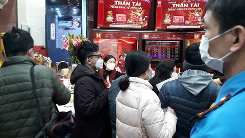 Ngày vía Thần Tài vắng vì dịch và vì giá vàng cao - Ảnh 1. Ngày vía Thần Tài vắng vì dịch và vì giá vàng cao - Ảnh 1.
