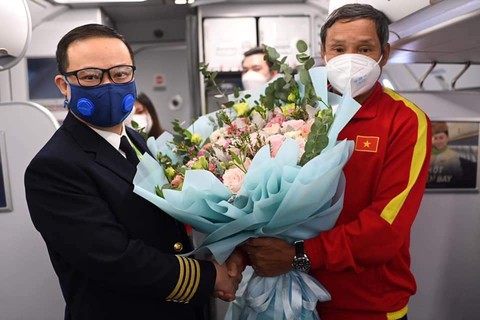 HLV Mai Đức Chung: Lúc này tôi muốn về nhà, ôm bà xã một cái ... - Ảnh 17. HLV Mai Đức Chung: Lúc này tôi muốn về nhà, ôm bà xã một cái ... - Ảnh 17.