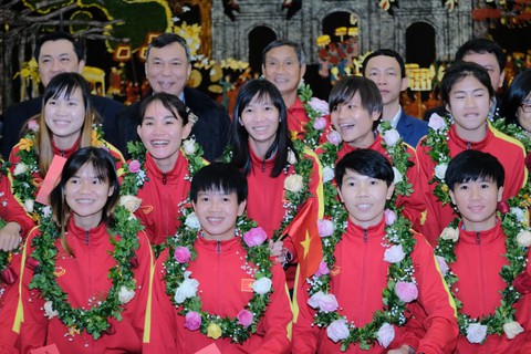 HLV Mai Đức Chung: Lúc này tôi muốn về nhà, ôm bà xã một cái ... - Ảnh 3. HLV Mai Đức Chung: Lúc này tôi muốn về nhà, ôm bà xã một cái ... - Ảnh 3.