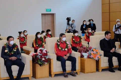 HLV Mai Đức Chung: Lúc này tôi muốn về nhà, ôm bà xã một cái ... - Ảnh 4. HLV Mai Đức Chung: Lúc này tôi muốn về nhà, ôm bà xã một cái ... - Ảnh 4.