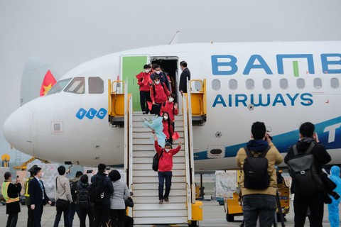 HLV Mai Đức Chung: Lúc này tôi muốn về nhà, ôm bà xã một cái ... - Ảnh 10. HLV Mai Đức Chung: Lúc này tôi muốn về nhà, ôm bà xã một cái ... - Ảnh 10.