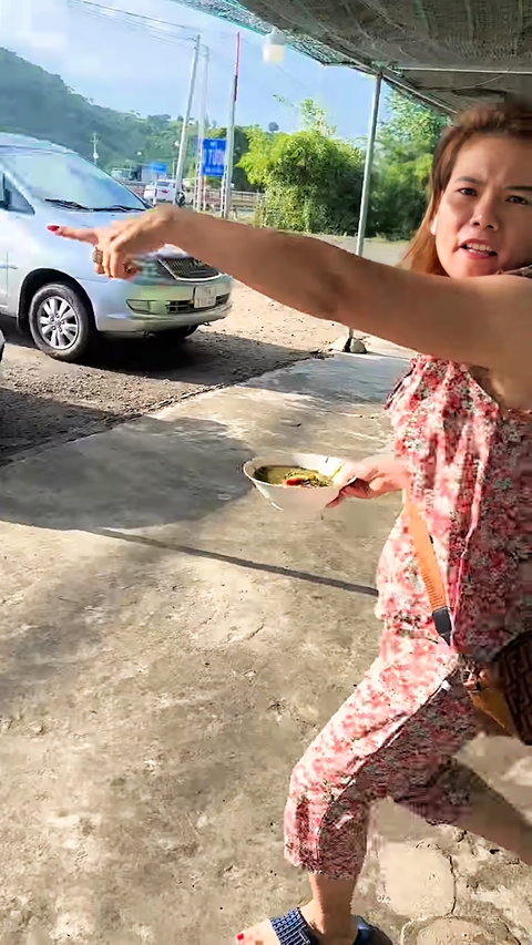 Chủ quán đòi tạt canh lên người khách bị phạt... 750.000 đồng - Ảnh 1. Chủ quán đòi tạt canh lên người khách bị phạt... 750.000 đồng - Ảnh 1.