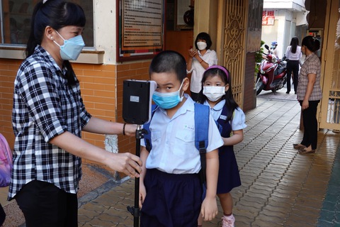 TP.HCM: Nhiều trường tiểu học cho học sinh đến trường rèn luyện kỹ năng phòng chống dịch - Ảnh 3. TP.HCM: Nhiều trường tiểu học cho học sinh đến trường rèn luyện kỹ năng phòng chống dịch - Ảnh 3.