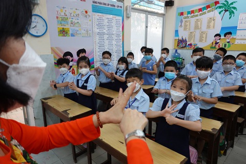 TP.HCM: Nhiều trường tiểu học cho học sinh đến trường rèn luyện kỹ năng phòng chống dịch - Ảnh 1. TP.HCM: Nhiều trường tiểu học cho học sinh đến trường rèn luyện kỹ năng phòng chống dịch - Ảnh 1.