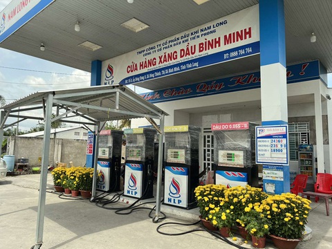 Treo biển hết xăng, đâu phải chuyện nhỏ! - Ảnh 1. Treo biển hết xăng, đâu phải chuyện nhỏ! - Ảnh 1.