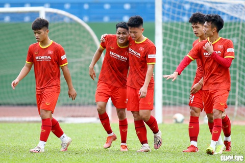 Tiền đạo Anh Đức cầm sa bàn rồi xỏ giày vô sân khiến đàn em cóng - Ảnh 6. Tiền đạo Anh Đức cầm sa bàn rồi xỏ giày vô sân khiến đàn em cóng - Ảnh 6.