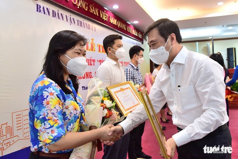 Trao giải Tình người nơi tuyến đầu phòng chống dịch COVID-19: Trong khó khăn, tình người tỏa sáng - Ảnh 3. Trao giải Tình người nơi tuyến đầu phòng chống dịch COVID-19: Trong khó khăn, tình người tỏa sáng - Ảnh 3.