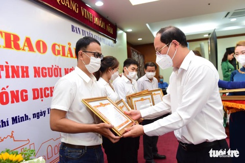 Trao giải Tình người nơi tuyến đầu phòng chống dịch COVID-19: Trong khó khăn, tình người tỏa sáng - Ảnh 1. Trao giải Tình người nơi tuyến đầu phòng chống dịch COVID-19: Trong khó khăn, tình người tỏa sáng - Ảnh 1.