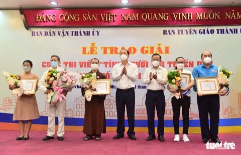 Trao giải Tình người nơi tuyến đầu phòng chống dịch COVID-19: Trong khó khăn, tình người tỏa sáng - Ảnh 5. Trao giải Tình người nơi tuyến đầu phòng chống dịch COVID-19: Trong khó khăn, tình người tỏa sáng - Ảnh 5.