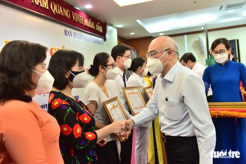 Trao giải Tình người nơi tuyến đầu phòng chống dịch COVID-19: Trong khó khăn, tình người tỏa sáng - Ảnh 2. Trao giải Tình người nơi tuyến đầu phòng chống dịch COVID-19: Trong khó khăn, tình người tỏa sáng - Ảnh 2.