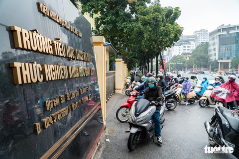Học sinh chưa được học bán trú, phụ huynh chưa làm xong đã phải căn giờ đi đón con - Ảnh 1. Học sinh chưa được học bán trú, phụ huynh chưa làm xong đã phải căn giờ đi đón con - Ảnh 1.