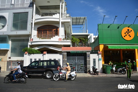Khám xét nhà riêng các cựu lãnh đạo UBND tỉnh Bình Thuận - Ảnh 1. Khám xét nhà riêng các cựu lãnh đạo UBND tỉnh Bình Thuận - Ảnh 1.